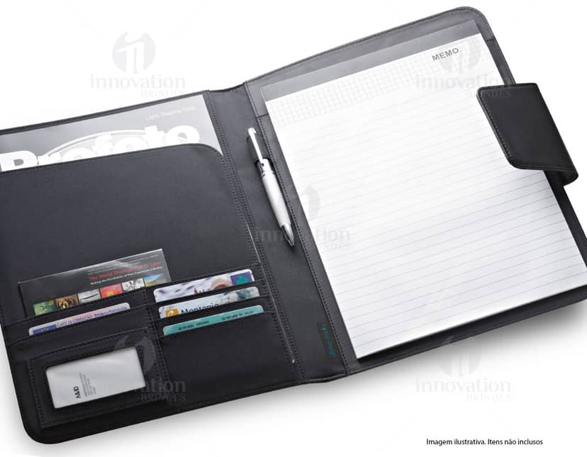 Pasta A4 Sintético Com Fecho Magnético em cor preta, feita de material sintético resistente e com fecho magnético para maior praticidade no transporte e organização de documentos.