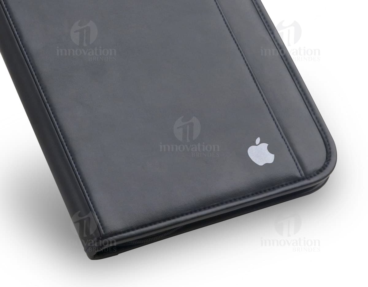 Pasta A4 preta com costura azul. Pasta A4 preta com costura azul.