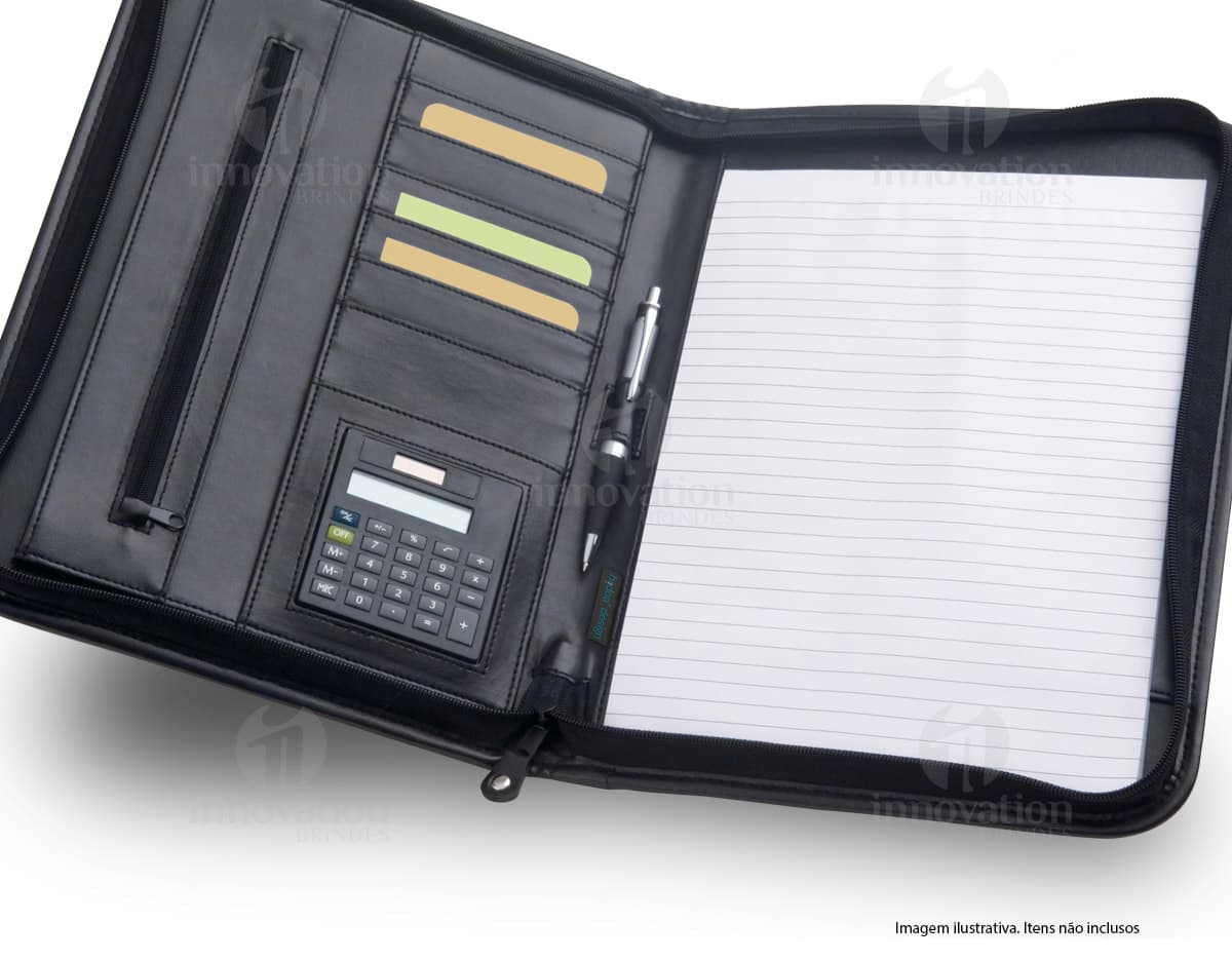 Caderno pautado de linho com capa de couro metálico. Caderno pautado de linho com capa de couro metálico.