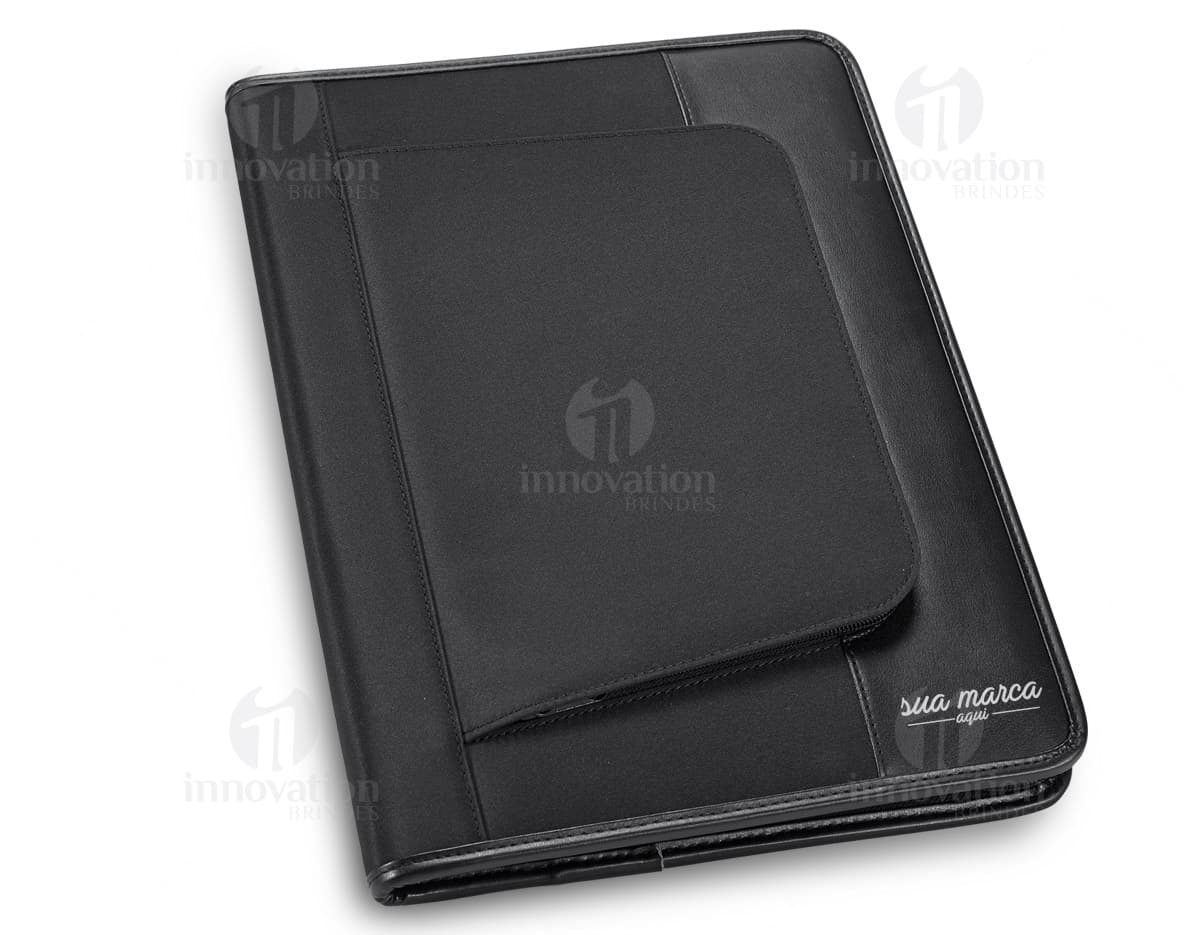 Kit com 6 porta copos de diferentes cores e estampas, disponíveis em uma mesa de madeira. Kit com 6 porta copos de diferentes cores e estampas, disponíveis em uma mesa de madeira.