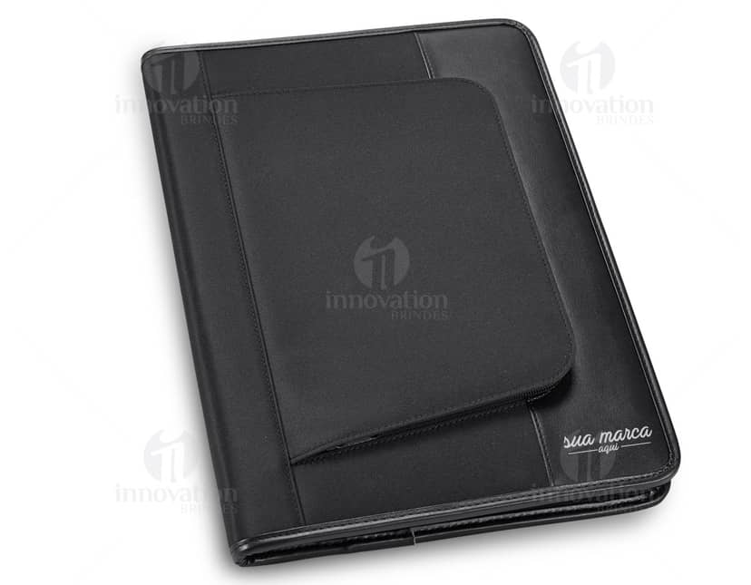 Kit com 6 porta copos de diferentes cores e estampas, disponíveis em uma mesa de madeira.