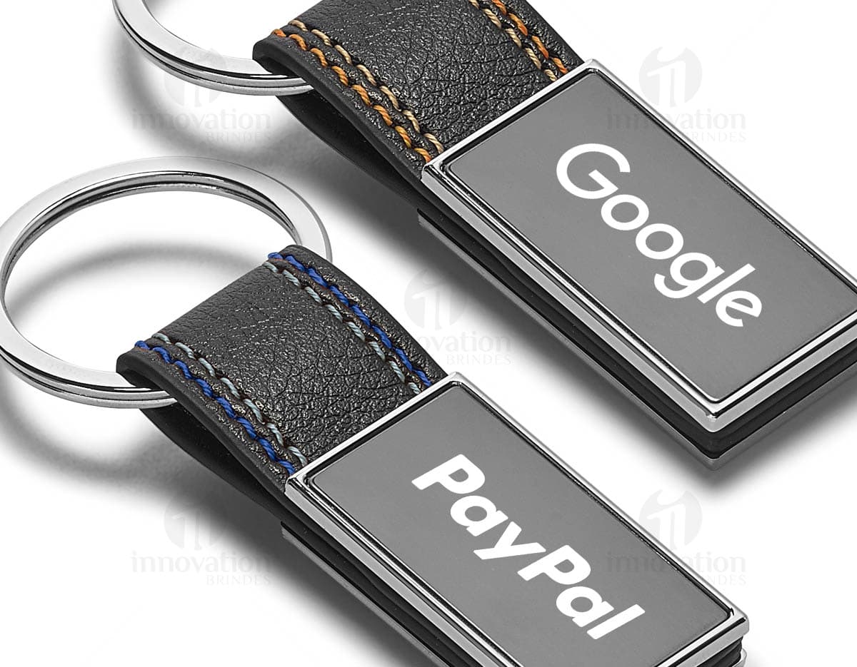 Chaveiro de metal giratório em formato de anéis dourados, simbolizando amor e união. Chaveiro de metal giratório em formato de anéis dourados, simbolizando amor e união.
