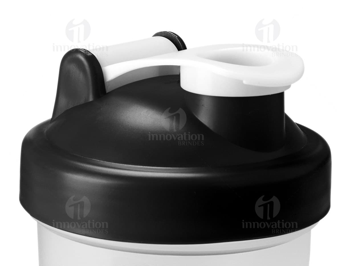 Shaker em HDPE 550 mL transparente com tampa rosqueável e misturador interno preto em primeiro plano. Shaker em HDPE 550 mL transparente com tampa rosqueável e misturador interno preto em primeiro plano.