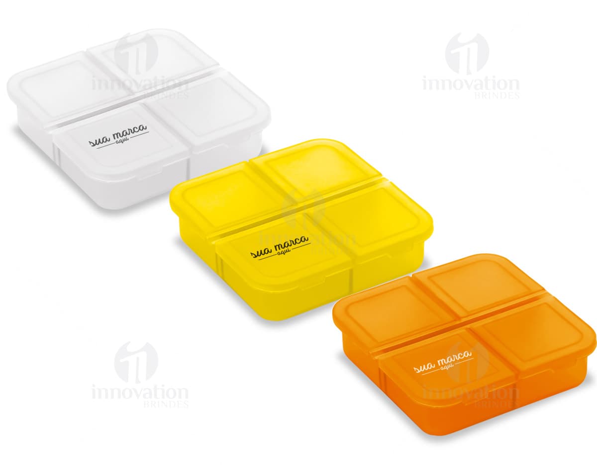 Seis porta copos de cores diferentes empilhados sobre uma mesa de madeira. Seis porta copos de cores diferentes empilhados sobre uma mesa de madeira.