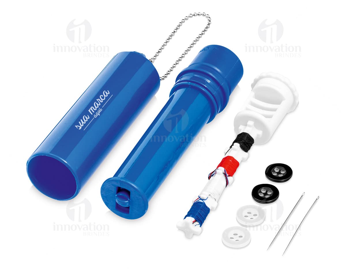 Kit de costura e escova limpa ternos em uma mesa de madeira. O kit inclui linhas coloridas, agulhas, alfinetes e tesoura. A escova possui cerdas macias para limpar ternos e outras roupas delicadas. Kit de costura e escova limpa ternos em uma mesa de madeira. O kit inclui linhas coloridas, agulhas, alfinetes e tesoura. A escova possui cerdas macias para limpar ternos e outras roupas delicadas.