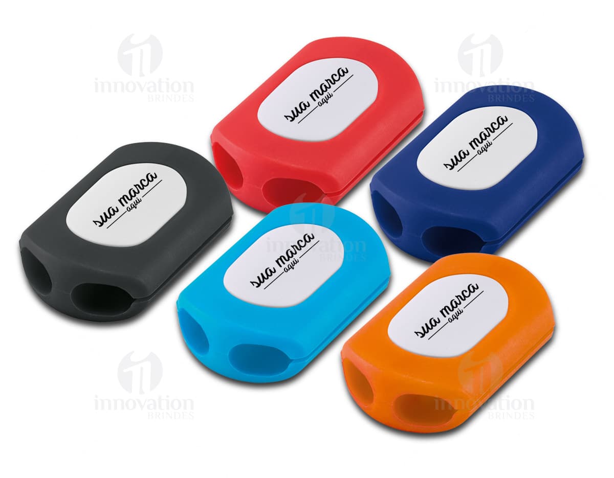Kit com 6 porta copos em formato quadrado, feitos de madeira com estampas coloridas de flores e folhas. Cada porta copo tem aproximadamente 10cm de lado. Kit com 6 porta copos em formato quadrado, feitos de madeira com estampas coloridas de flores e folhas. Cada porta copo tem aproximadamente 10cm de lado.