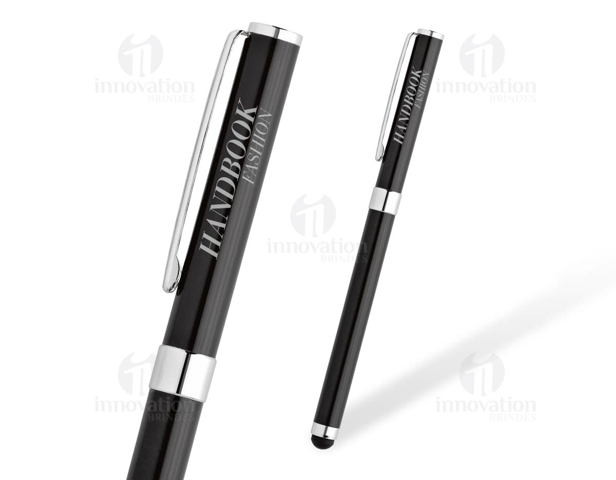 Caneta retrátil de metal na cor prata com detalhes em preto, sobre um fundo de madeira escuro. Caneta retrátil de metal na cor prata com detalhes em preto, sobre um fundo de madeira escuro.