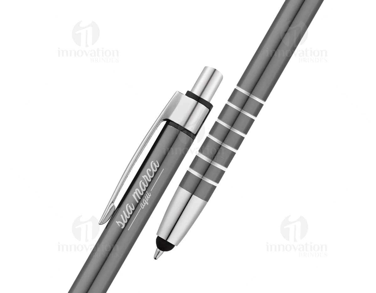 Caneta em alumínio com ponteira touch em tom prateado, sobre fundo branco. Caneta em alumínio com ponteira touch em tom prateado, sobre fundo branco.