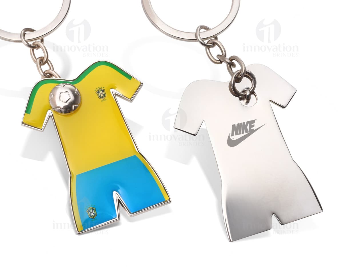 Kit para pintar contendo pincéis, tintas e paleta de cores em fundo branco. Kit para pintar contendo pincéis, tintas e paleta de cores em fundo branco.