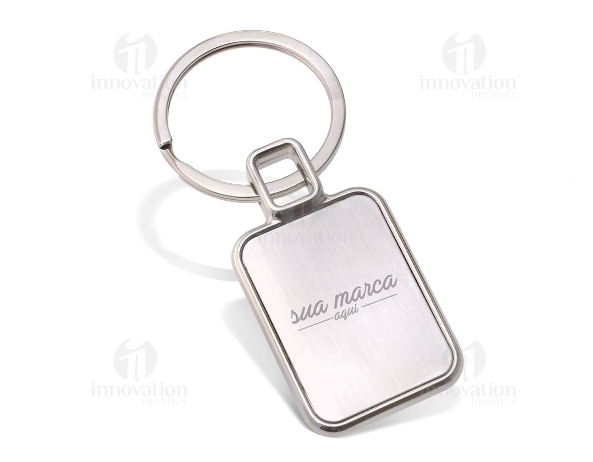 Chaveiro de metal em caixa preta com detalhes dourados. Chaveiro de metal em caixa preta com detalhes dourados.