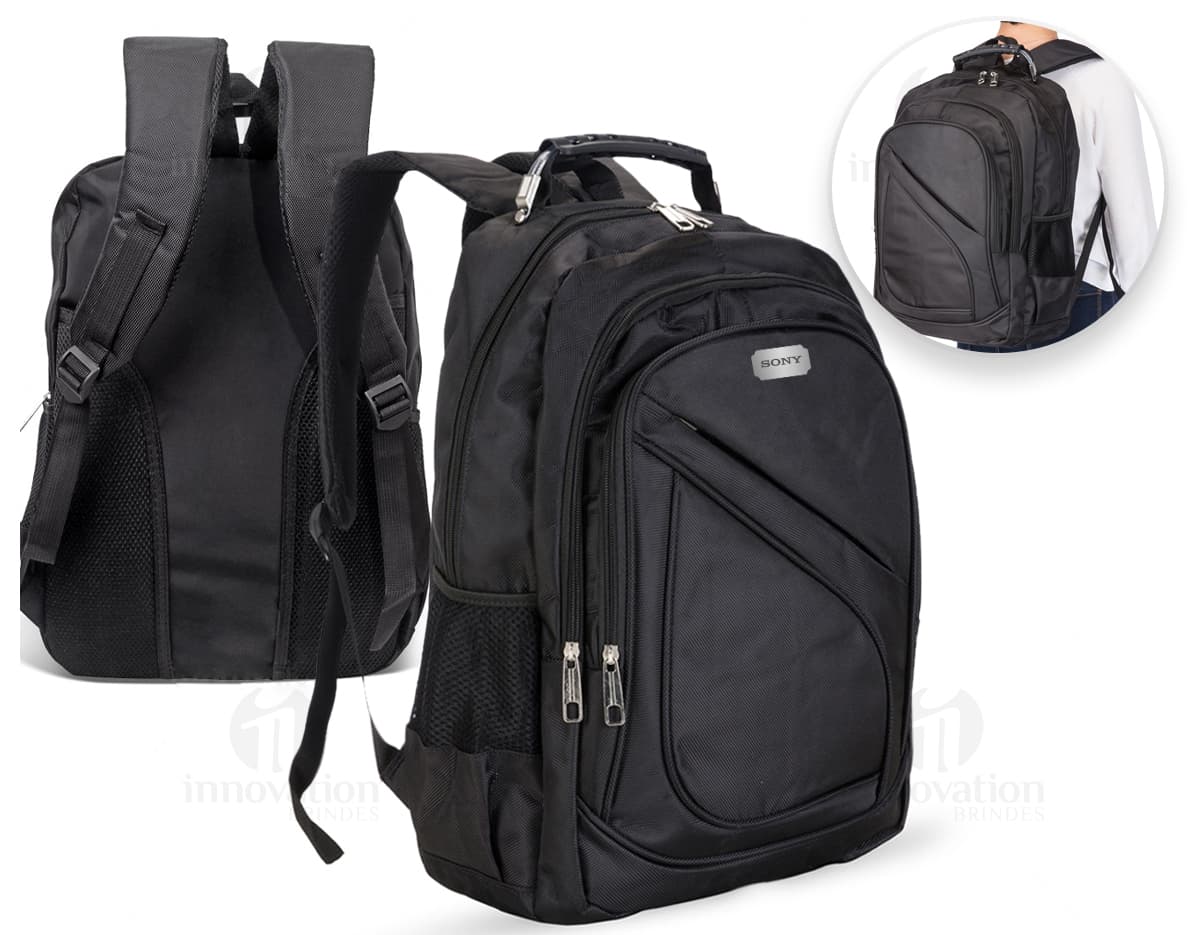 Caneta em alumínio com ponteira touch em tom prateado, sobre fundo branco. Caneta em alumínio com ponteira touch em tom prateado, sobre fundo branco.