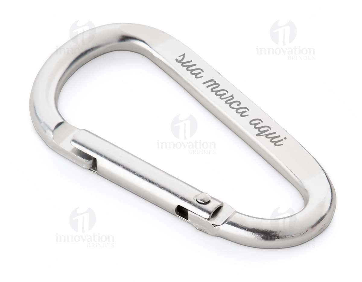 Mosquetão em metal para gravação em fundo branco. Mosquetão em metal para gravação em fundo branco.