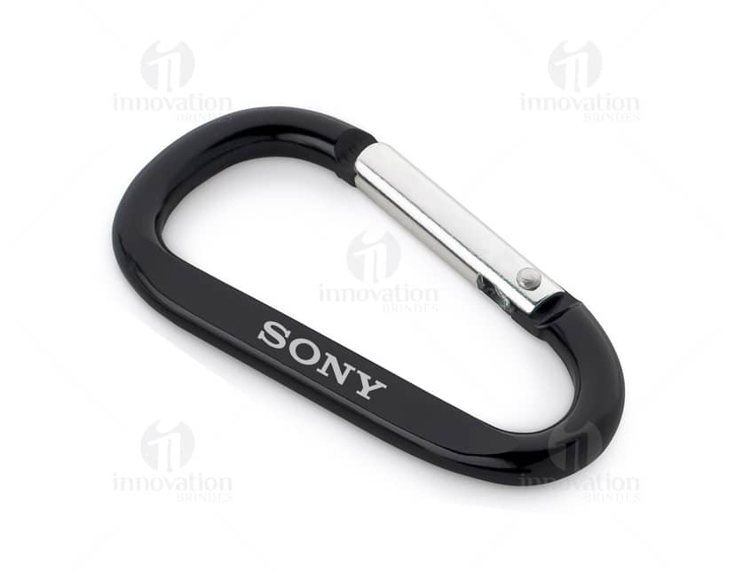 Mosquetão em metal para gravação. Gancho mecânico em metal e couro, equipamento de tecnologia em aço e ferro. Possui conexão com cabo, botão digital, mouse óptico e anel de segurança. Reflete sinal de rede e é utilizado para escritório e negócios.