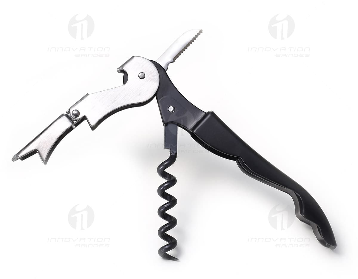 Saca rolhas com abridor de qualidade em metal cromado e design elegante. Saca rolhas com abridor de qualidade em metal cromado e design elegante.