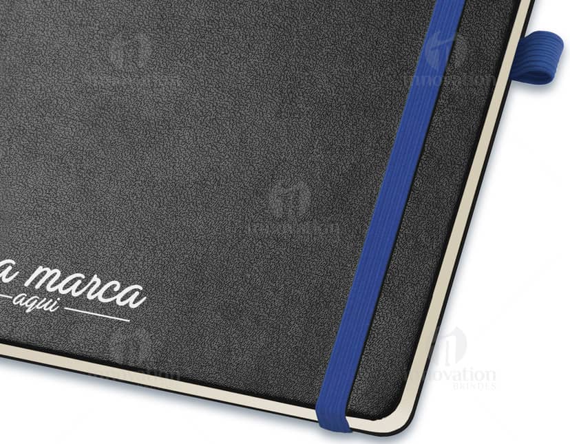 Caderno capa dura com bolso interior.