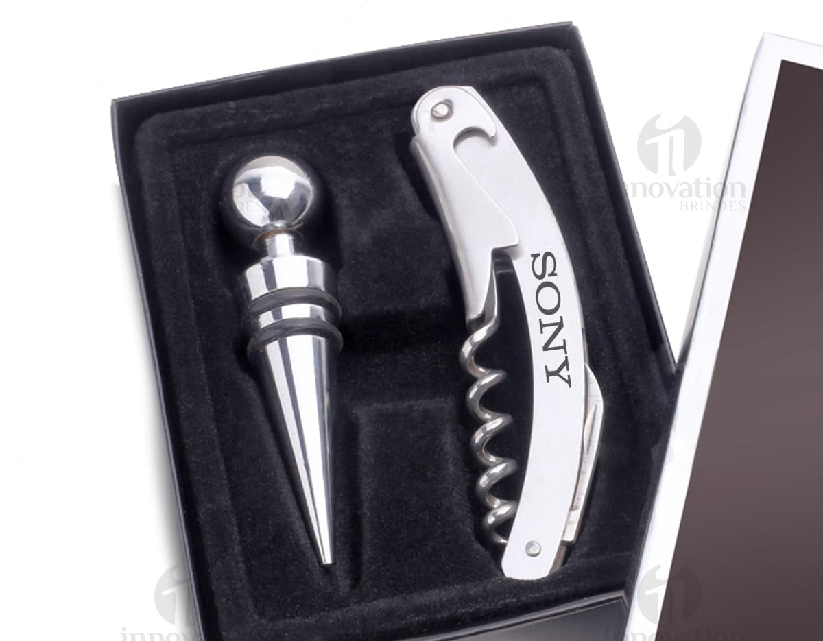 Kit churrasco com 17 peças, composto por facas, garfos, espátula e outros acessórios para churrasco. Kit churrasco com 17 peças, composto por facas, garfos, espátula e outros acessórios para churrasco.
