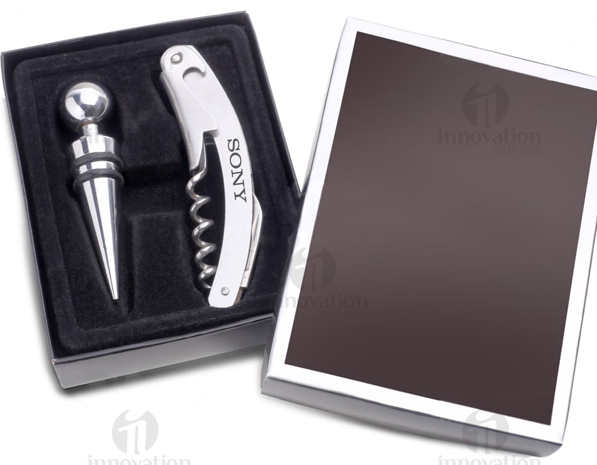 Kit Vinho Saca Rolhas, Canivete e Tampa em fundo branco. Kit Vinho Saca Rolhas, Canivete e Tampa em fundo branco.