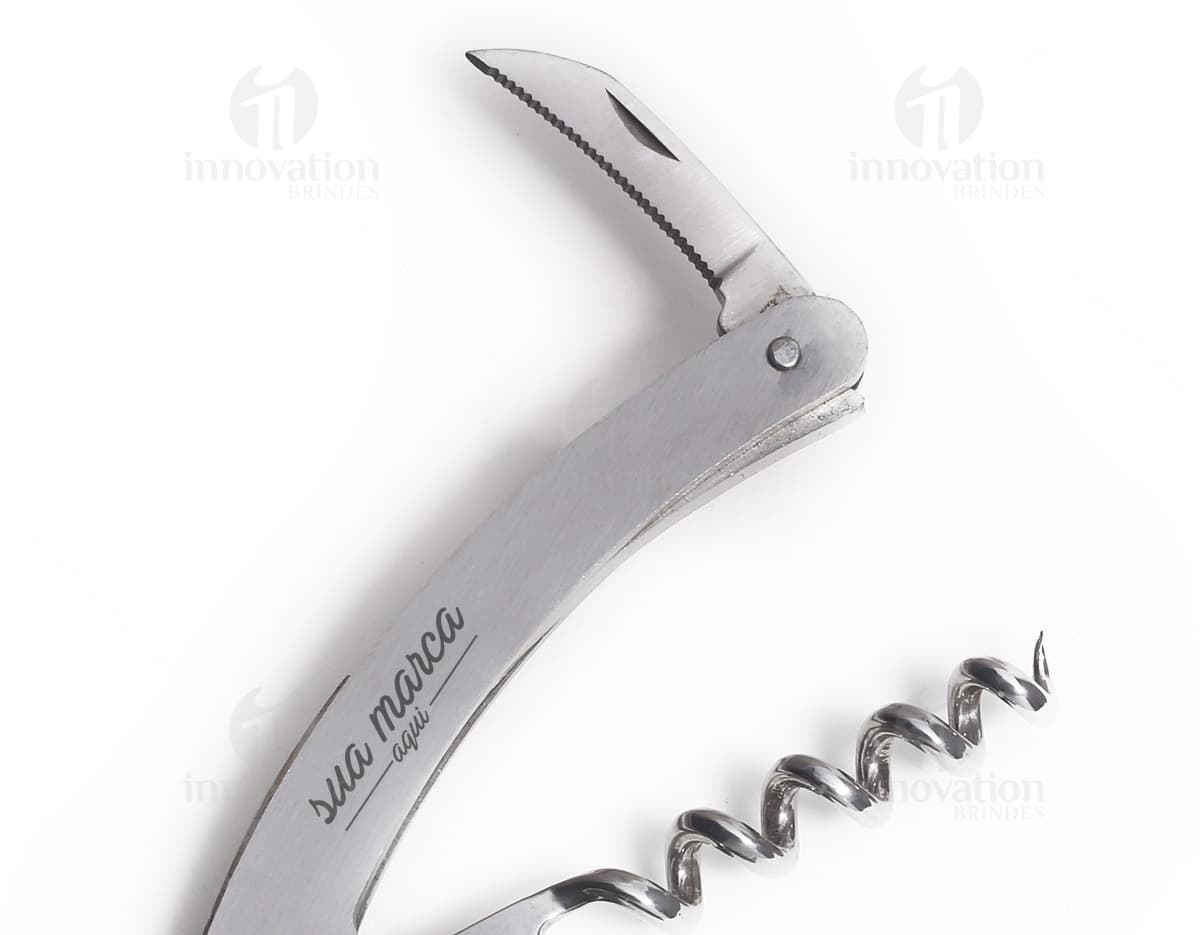 Bloco Eco Caneta e Notas Autoadesivas em fundo branco. O bloco tem capa colorida e contém diversas folhas de notas autoadesivas, ao lado de uma caneta com tampa transparente. Bloco Eco Caneta e Notas Autoadesivas em fundo branco. O bloco tem capa colorida e contém diversas folhas de notas autoadesivas, ao lado de uma caneta com tampa transparente.
