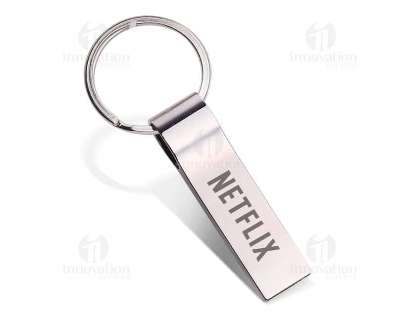 Pen drive de metal compacto com capacidade de 8GB, destacando-se pela sua resistência e durabilidade.