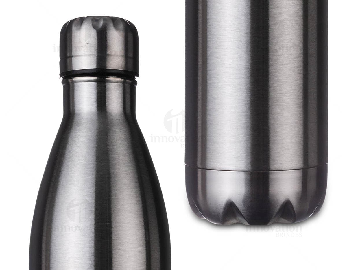Garrafa térmica de 780ml em aço inoxidável com tampa rosqueável e alça para transporte. Cor prateada e design elegante. Garrafa térmica de 780ml em aço inoxidável com tampa rosqueável e alça para transporte. Cor prateada e design elegante.