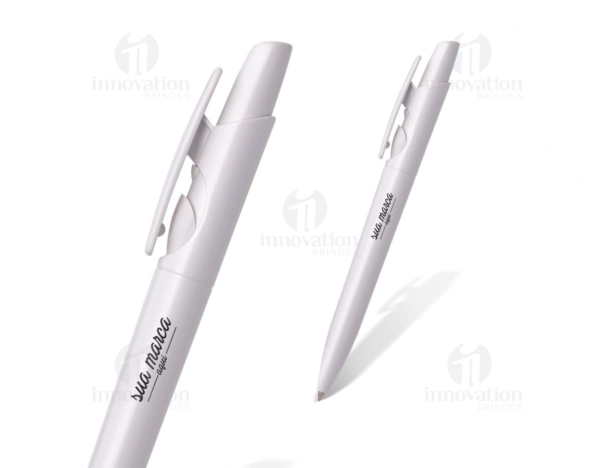 Caneta plástica com clique colorido em fundo branco. Caneta plástica com clique colorido em fundo branco.