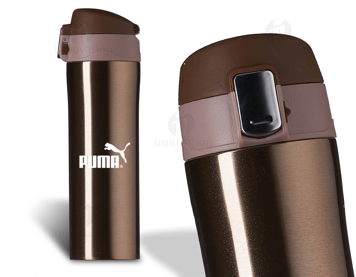 Garrafa térmica de 350ml com trava metálica, feita de metal prateado e plástico preto. A garrafa está fechada e reflete o ambiente ao redor. Garrafa térmica de 350ml com trava metálica, feita de metal prateado e plástico preto. A garrafa está fechada e reflete o ambiente ao redor.