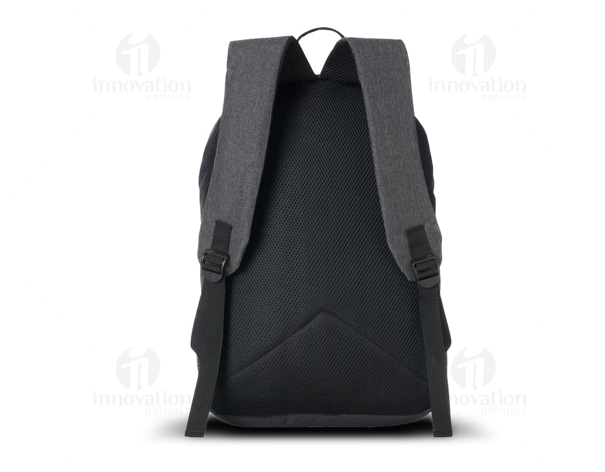 Mochila azul com zíper e com entrada USB para carregar seu celular. Mochila azul com zíper e com entrada USB para carregar seu celular.