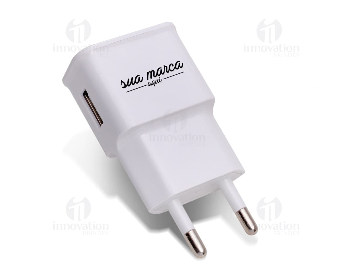 Power bank da marca FORNECEDOR INATIVO, mostrando a parte frontal na cor preta com indicador de carga e portas USB. Power bank da marca FORNECEDOR INATIVO, mostrando a parte frontal na cor preta com indicador de carga e portas USB.