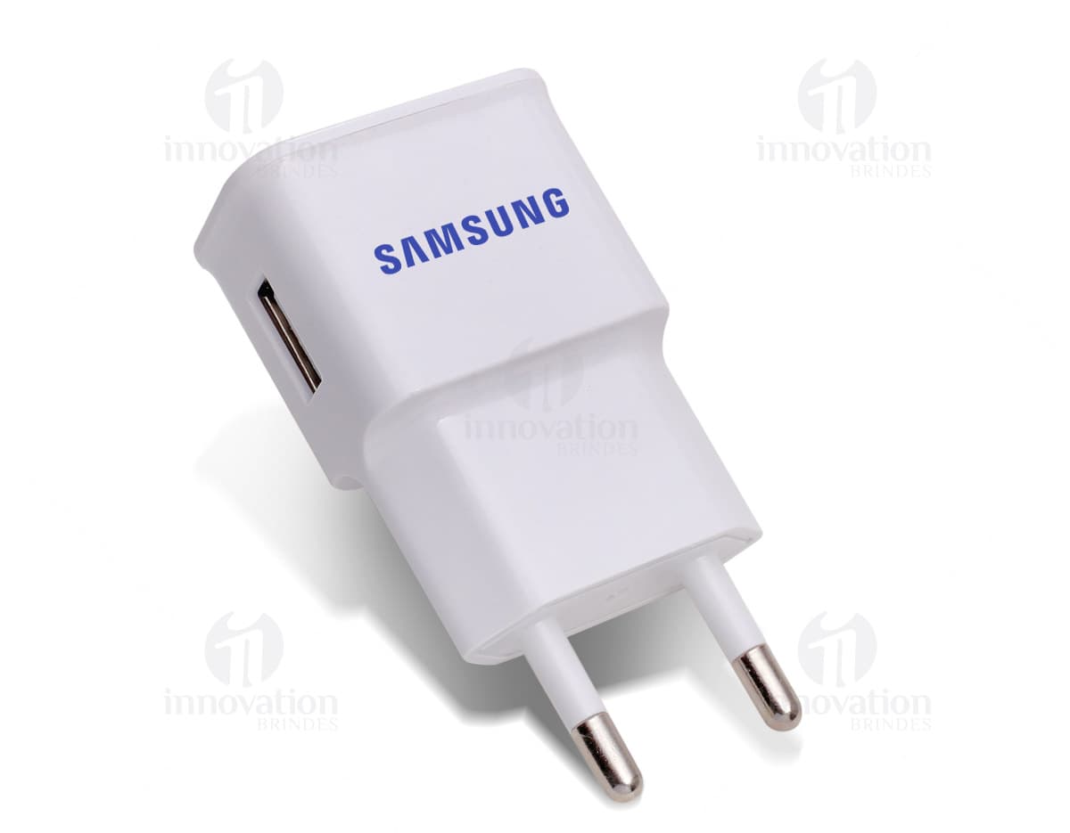 Kit carregador de USB e cabo em cores preta e branca em fundo branco. Kit carregador de USB e cabo em cores preta e branca em fundo branco.