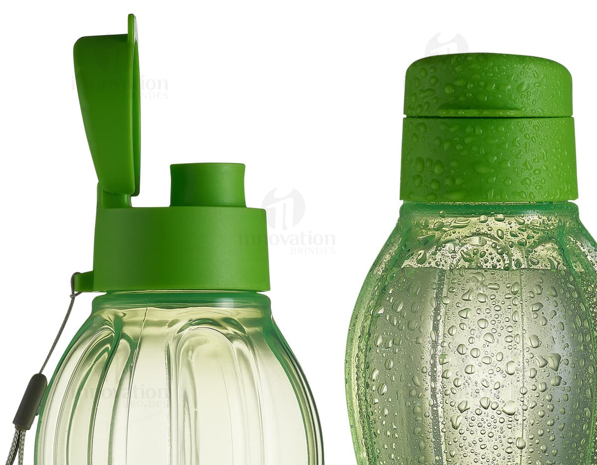 Garrafa plástica transparente com capacidade para 800ml. Garrafa plástica transparente com capacidade para 800ml.