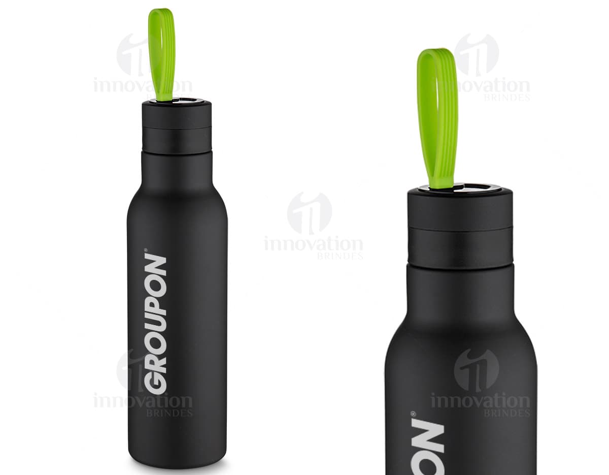 Squeeze de metal preta com gravação branca e alça na cor verde. Squeeze de metal preta com gravação branca e alça na cor verde. 