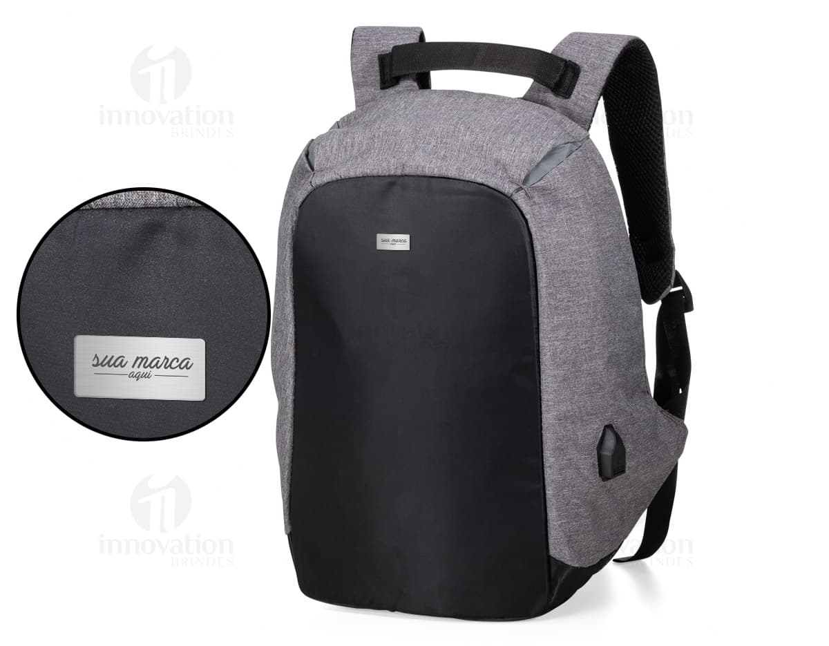 Mochila de nylon com compartimento em cor verde militar. Mochila de nylon com compartimento em cor verde militar.
