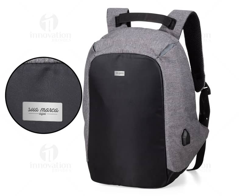 Mochila de nylon com compartimento em cor verde militar.