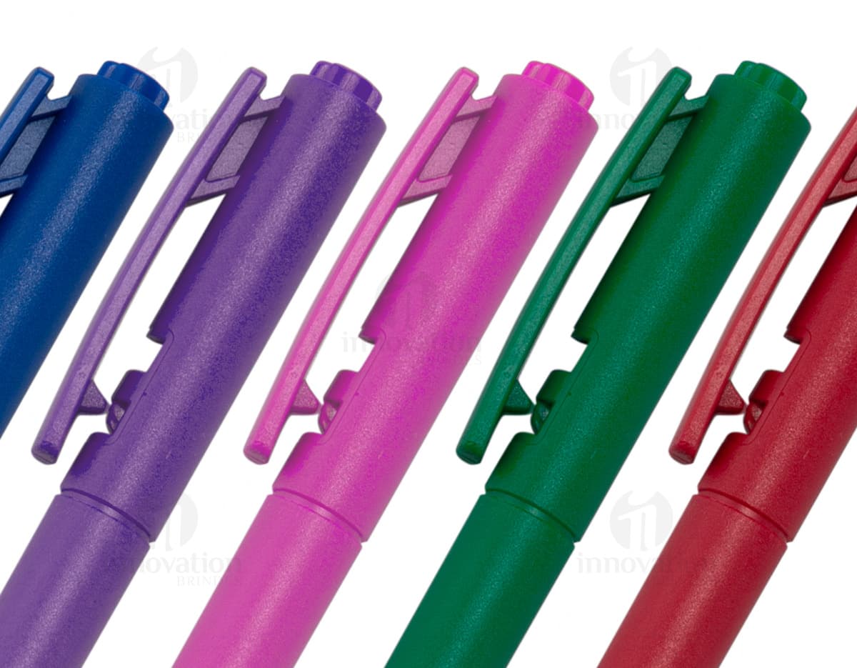 Caneta plástica com corpo colorido fosco. Caneta plástica com corpo colorido fosco.