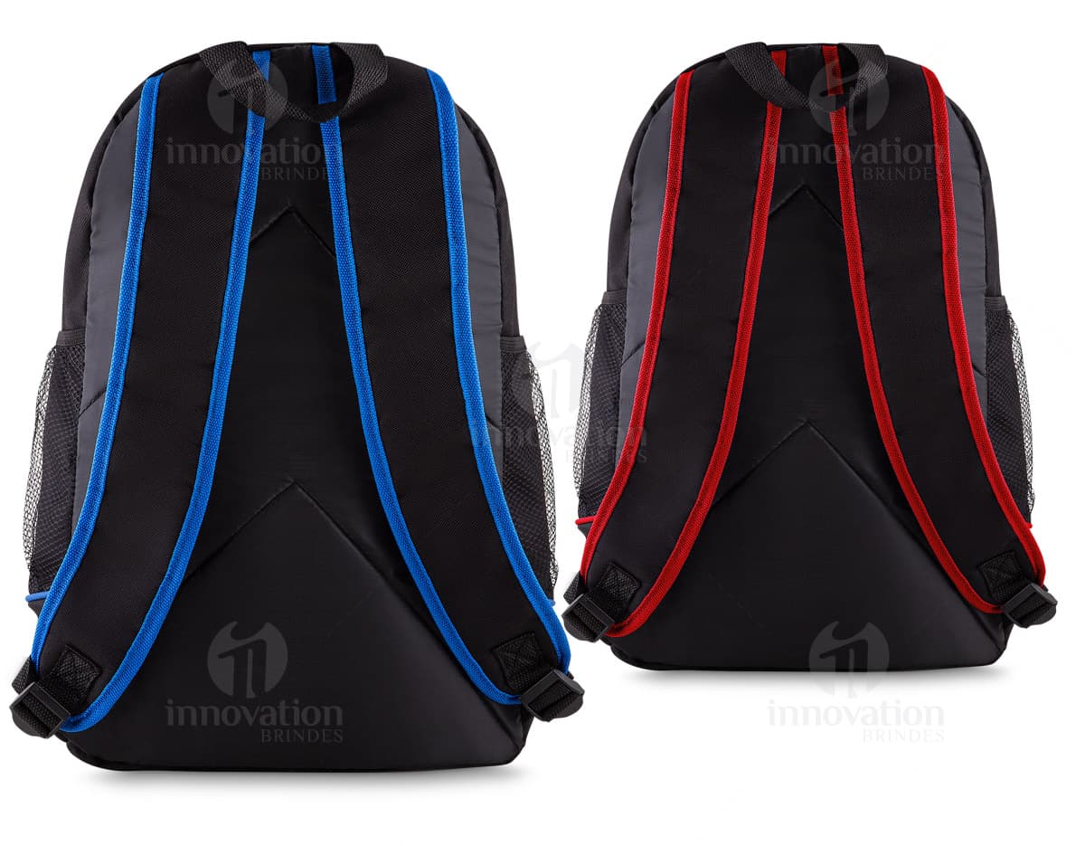 Mochila Polyester com 2 Bolsos Laterais em destaque em fundo branco. Mochila Polyester com 2 Bolsos Laterais em destaque em fundo branco.