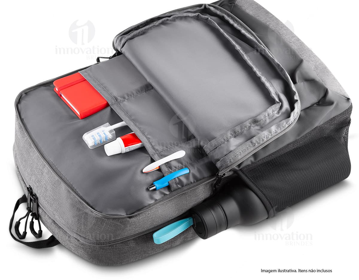 Mochila Nylon para Notebook com 3 Bolsos em cor preta e estilo moderno. Feita de couro e equipada com alças, possui três compartimentos para armazenamento de equipamentos e acessórios, garantindo praticidade e segurança durante viagens e no dia a dia. Mochila Nylon para Notebook com 3 Bolsos em cor preta e estilo moderno. Feita de couro e equipada com alças, possui três compartimentos para armazenamento de equipamentos e acessórios, garantindo praticidade e segurança durante viagens e no dia a dia.