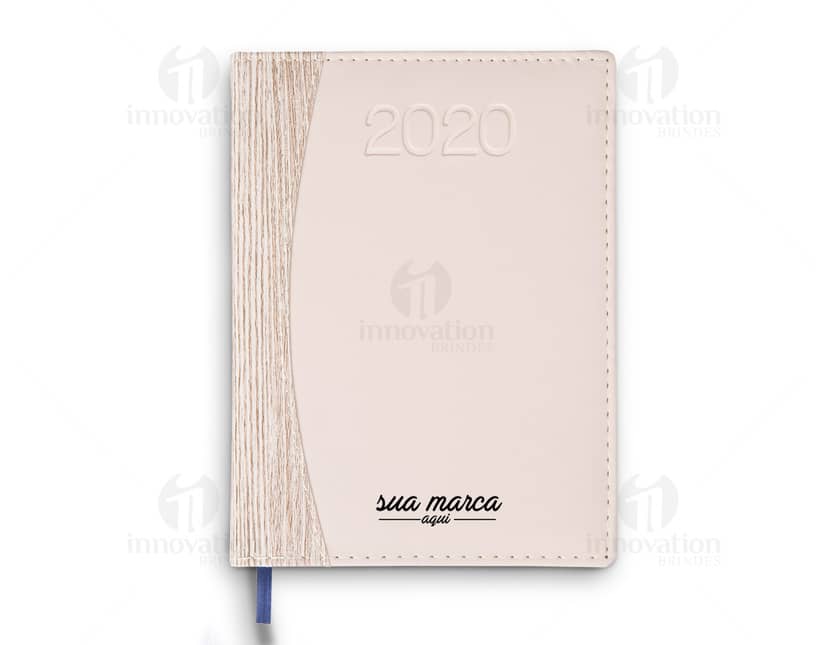 Kit com 6 porta copos em formato redondo, feitos de cortiça. Cada porta copo possui estampa de diferentes cores e desenhos geométricos.