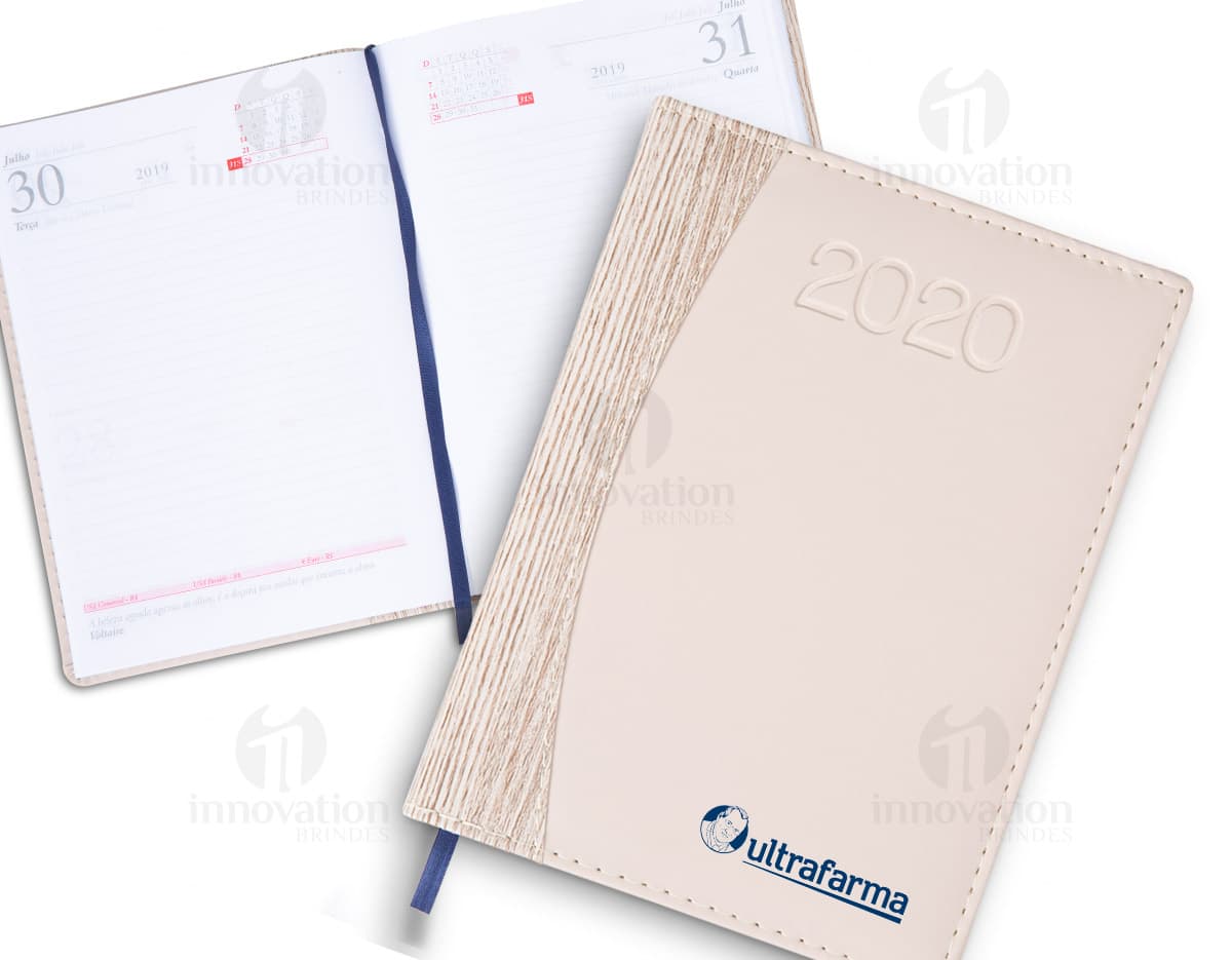 Seis porta copos redondos em cores variadas, dispostos lado a lado em uma superfície branca. Seis porta copos redondos em cores variadas, dispostos lado a lado em uma superfície branca.