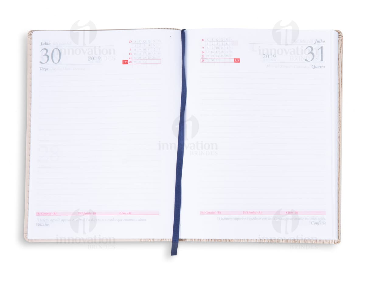 Agenda 2021 com capa em couro marrom, páginas internas com marcações mensais e semanais, bordas douradas e elástico para fechamento. Agenda 2021 com capa em couro marrom, páginas internas com marcações mensais e semanais, bordas douradas e elástico para fechamento.