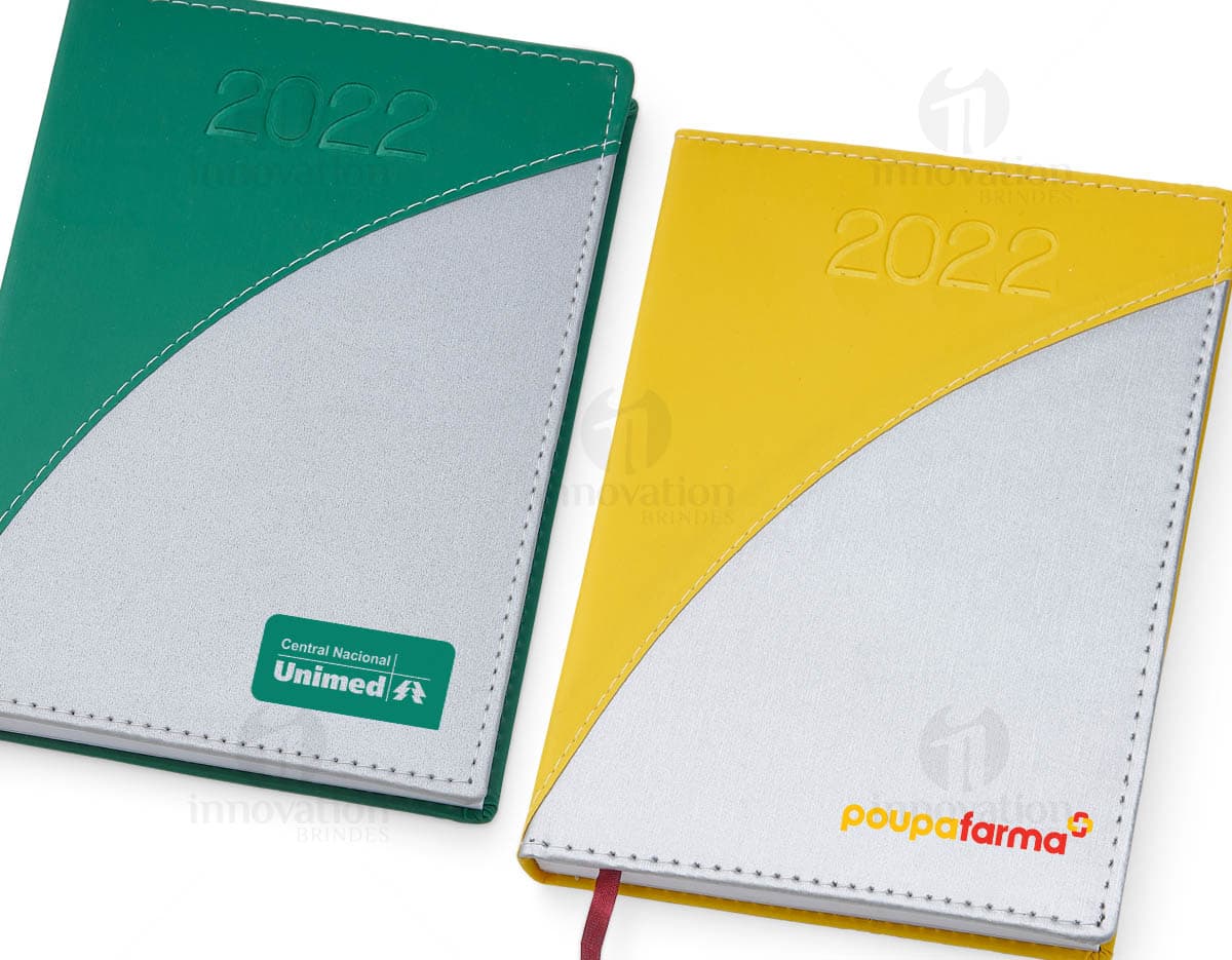 Agenda Diária 2025 com capa azul e detalhes em dourado. Páginas internas com layout organizado para planejamento diário. Agenda Diária 2025 com capa azul e detalhes em dourado. Páginas internas com layout organizado para planejamento diário.