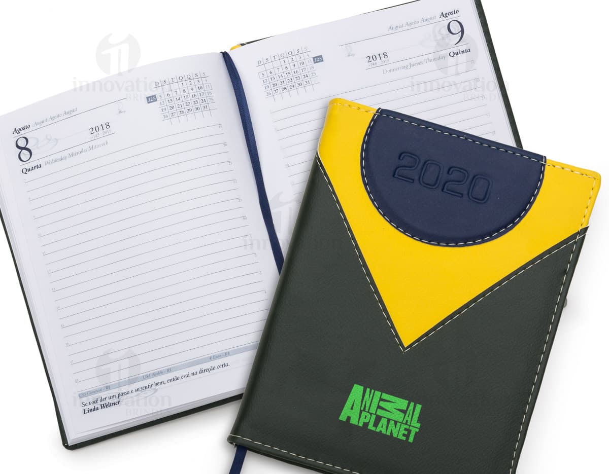 Agendas para o ano de 2024 em diversas cores e designs. Agendas para o ano de 2024 em diversas cores e designs.