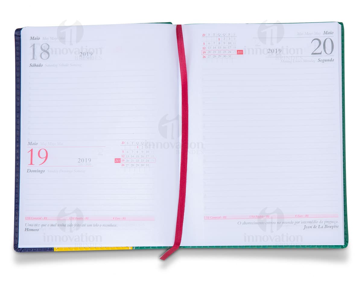 Agenda diária para o ano de 2025, com capa azul e detalhes em dourado. Páginas internas organizadas por dia e mês, com espaço para anotações e planejamento. Agenda diária para o ano de 2025, com capa azul e detalhes em dourado. Páginas internas organizadas por dia e mês, com espaço para anotações e planejamento.