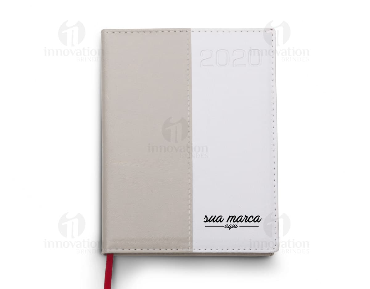 Kit com 6 porta copos em formato redondo, feitos de cortiça e estampados com diferentes padrões geométricos em tons de azul, amarelo e branco. Kit com 6 porta copos em formato redondo, feitos de cortiça e estampados com diferentes padrões geométricos em tons de azul, amarelo e branco.