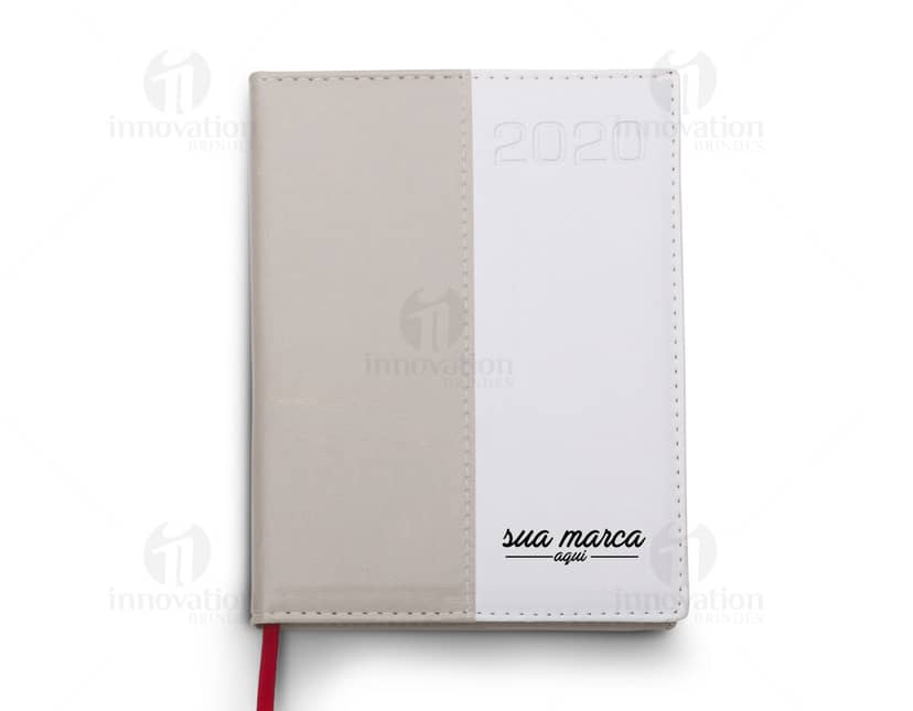 Agenda diária 2020 de couro sintético preto com fecho de metal dourado e detalhes em relevo.