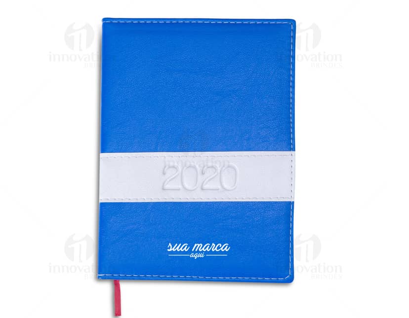 Seis porta copos redondos de cores diferentes, sendo um vermelho, um azul, um amarelo, um verde, um laranja e um roxo, sobre uma mesa de madeira.