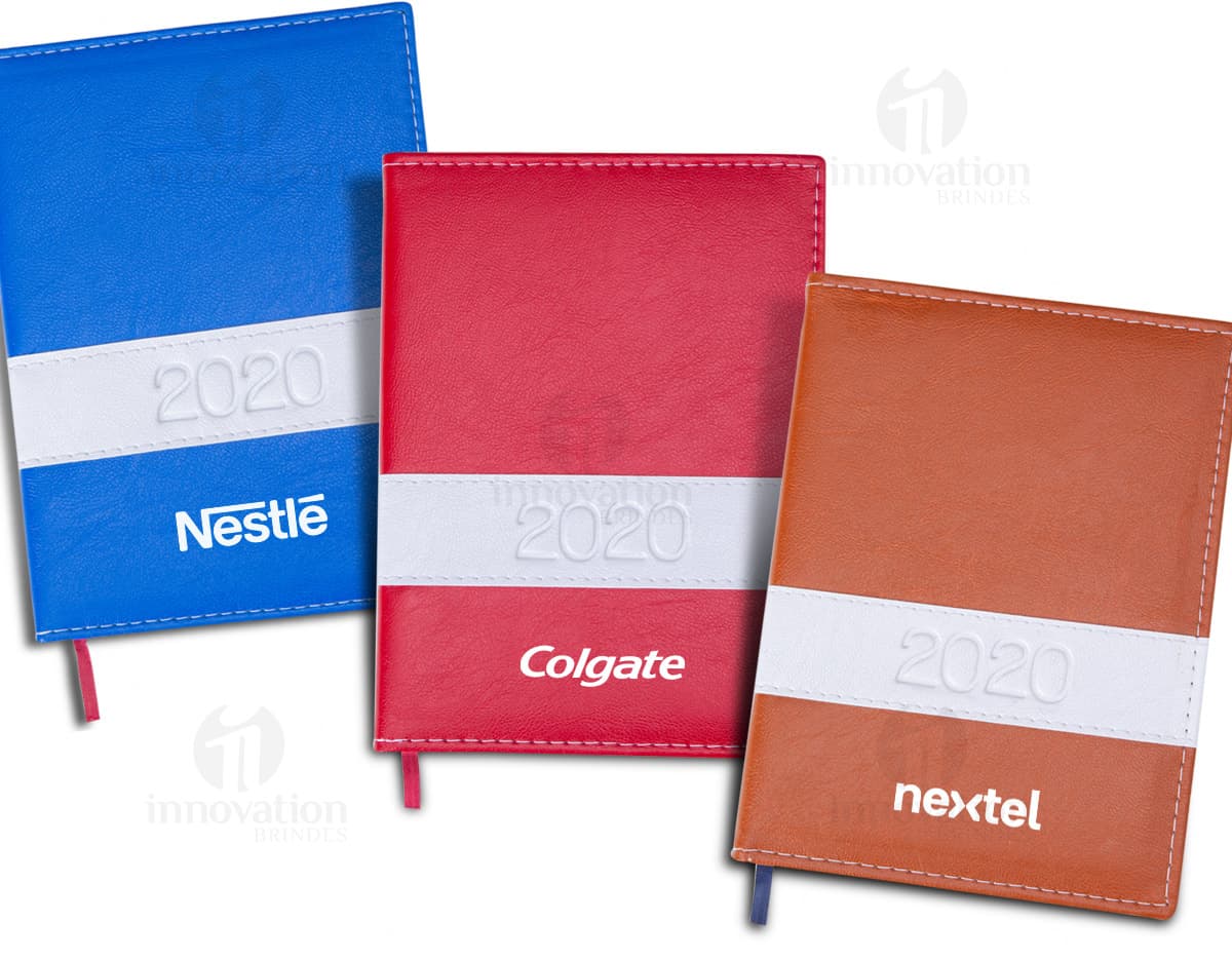 Agenda 2018 em capa dura preta, com nome do produto em dourado. Páginas internas em papel branco, com espaço para anotações e calendário mensal. Agenda 2018 em capa dura preta, com nome do produto em dourado. Páginas internas em papel branco, com espaço para anotações e calendário mensal.