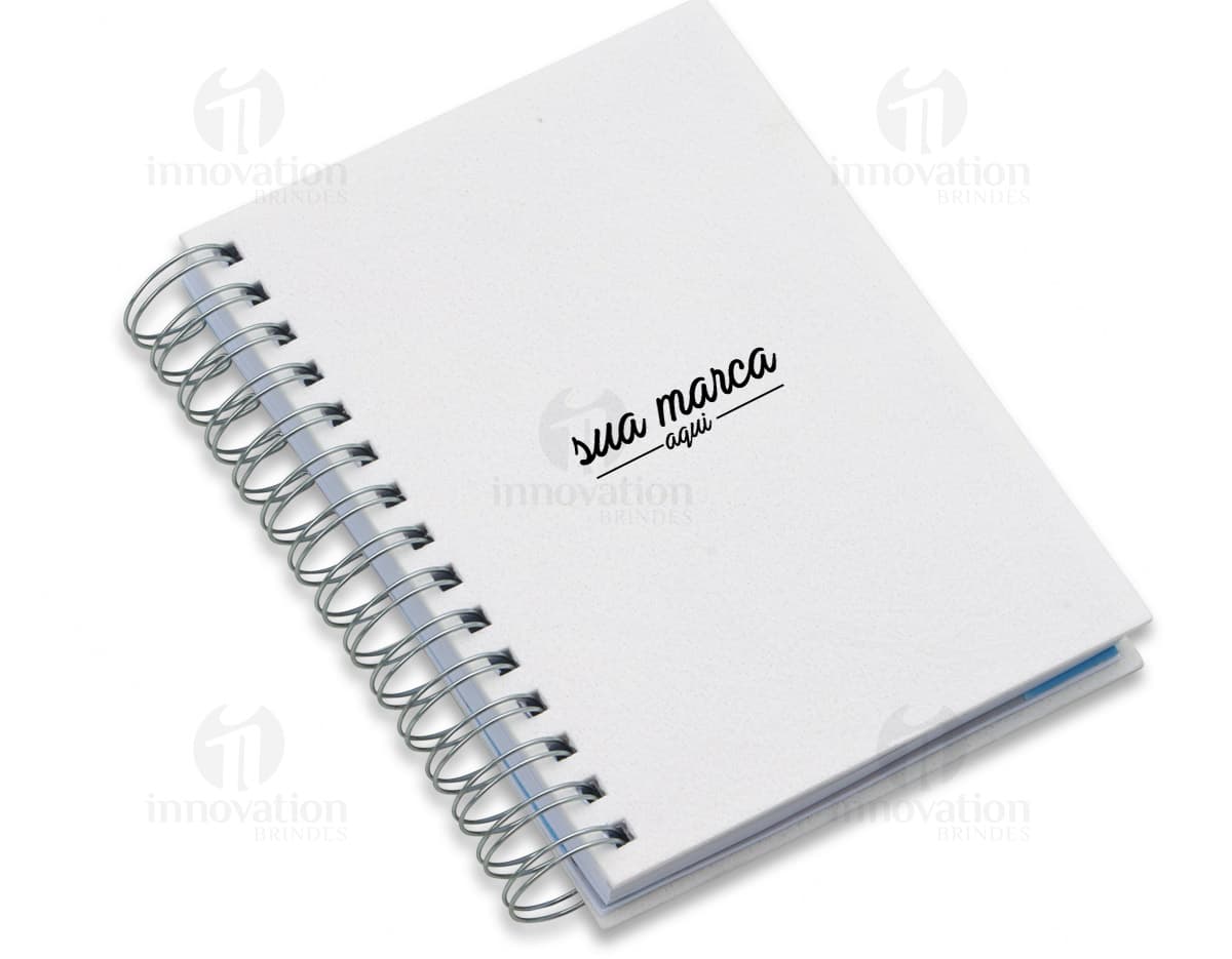 Seis porta copos redondos de cores diferentes, sendo um vermelho, um azul, um amarelo, um verde, um laranja e um roxo, sobre uma mesa de madeira. Seis porta copos redondos de cores diferentes, sendo um vermelho, um azul, um amarelo, um verde, um laranja e um roxo, sobre uma mesa de madeira.