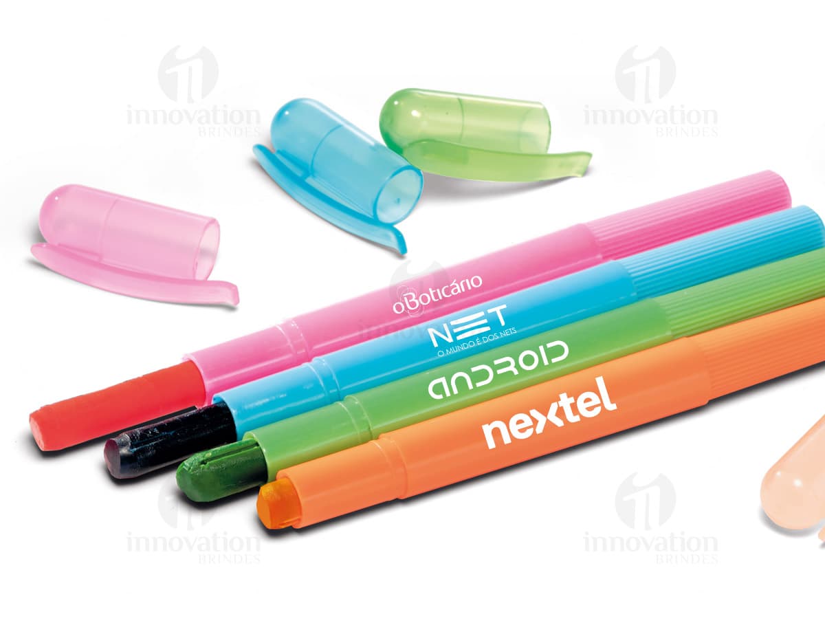 Kit costura plástico com suporte, contendo agulhas, linhas e outros acessórios de costura. Kit costura plástico com suporte, contendo agulhas, linhas e outros acessórios de costura.