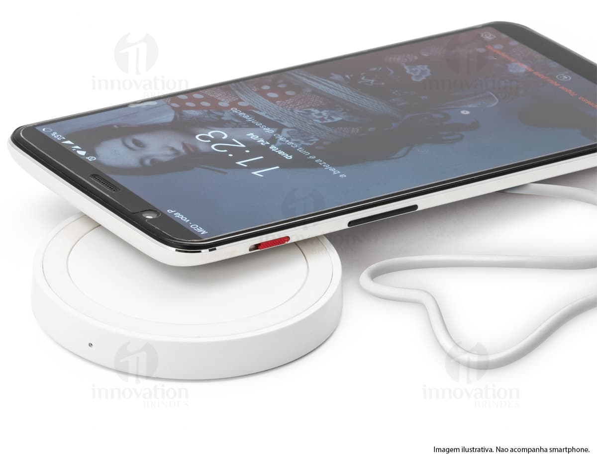 Carregador wireless ABS silicone 5-10W preto em um fundo branco. Carregador wireless ABS silicone 5-10W preto em um fundo branco.
