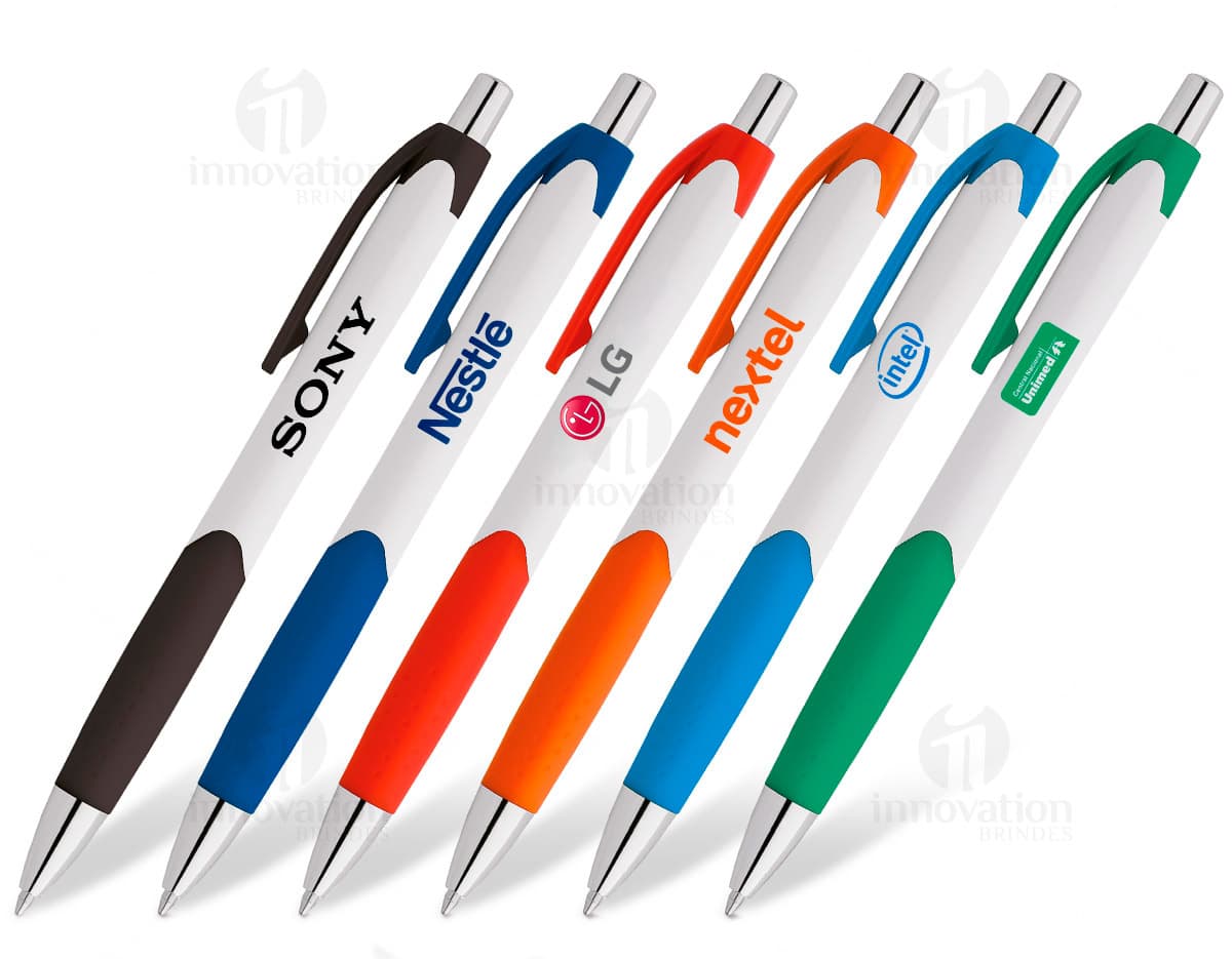 Kit com 6 porta copos em diferentes cores e estampas sobre uma mesa de madeira. Kit com 6 porta copos em diferentes cores e estampas sobre uma mesa de madeira.